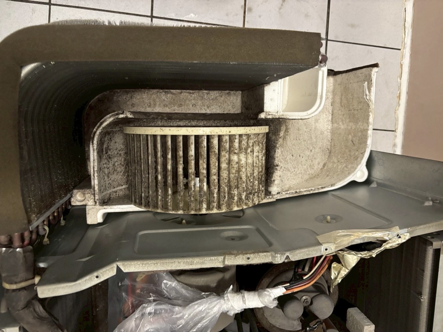 台中西區窗型冷氣清洗一台