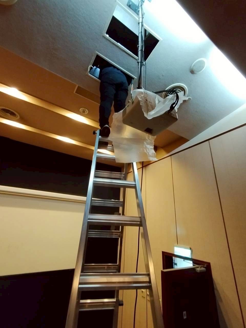 台中社區電影廳吊隱式冷氣清洗