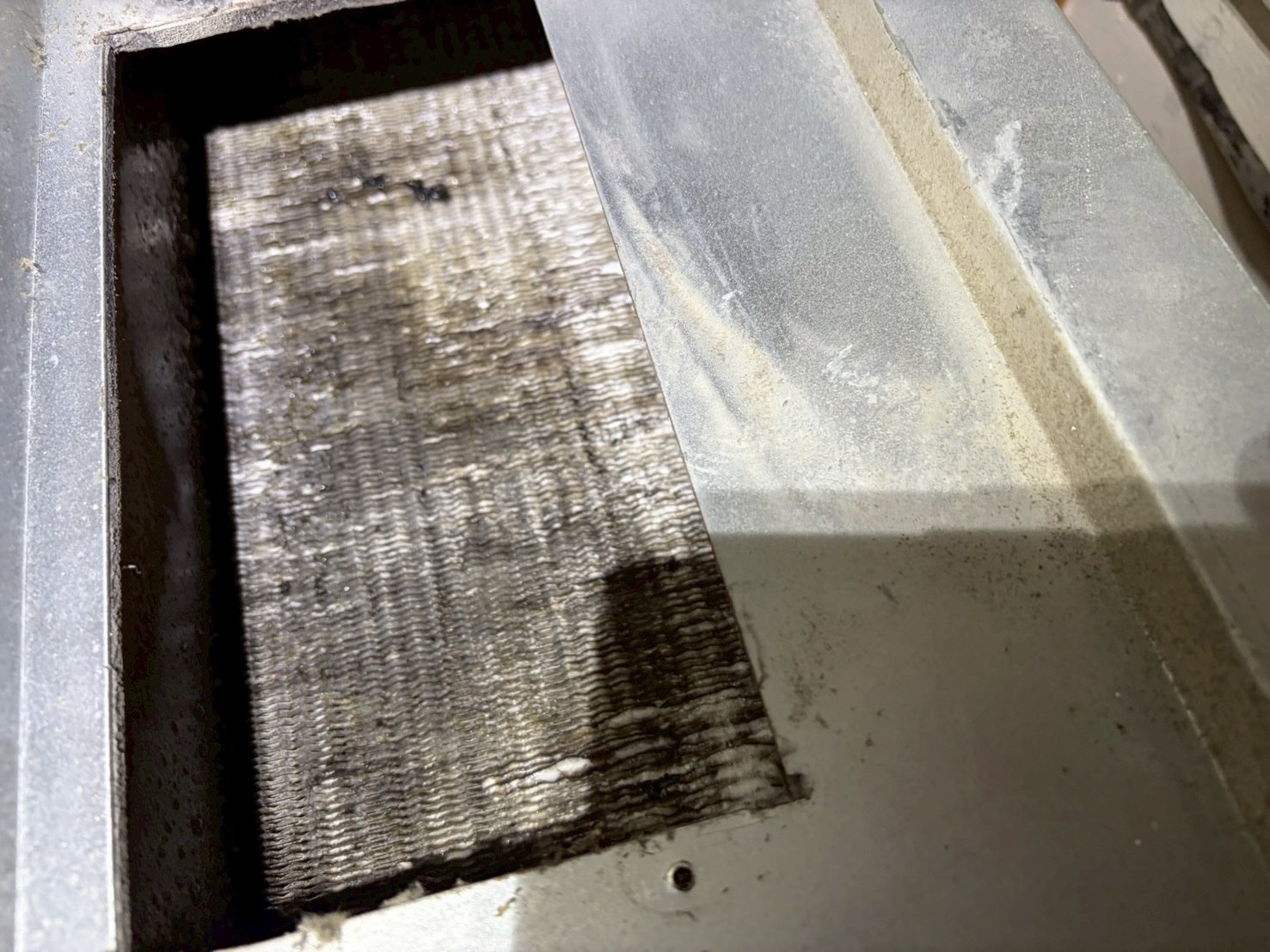 台中社區電影廳吊隱式冷氣清洗