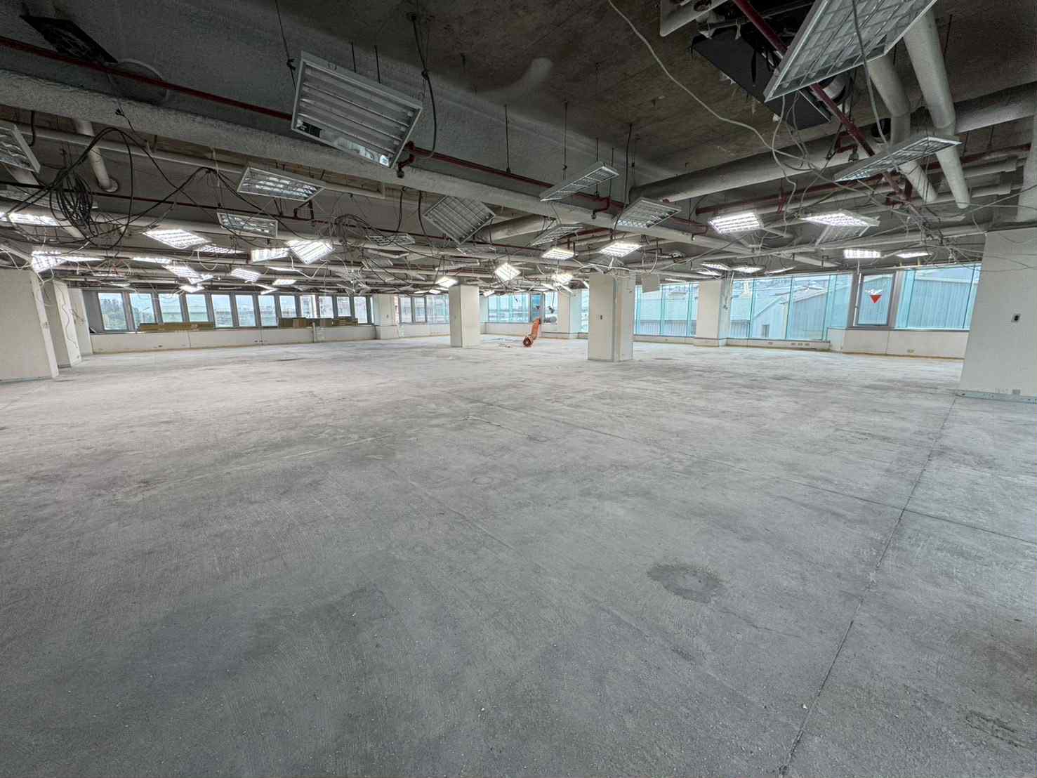 嘉義商辦大樓自平水泥地坪工程